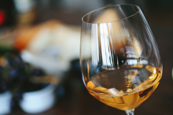 белое вино в бокале.jpg